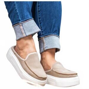 NEW EVERGLADES women's emily drift platform sneaker in taupe